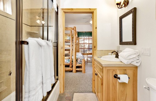 Castle Glen Estates Cabina | 2392-caslte Crag Log Cabin 4 Bedroom Cabin by RedAwning