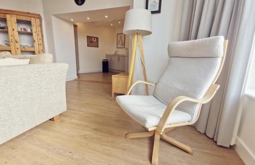 Trearddur Bay Casa | 24 CLIFF APARTMENT-3 BED-GROUND FLOOR-SEA VIEWS