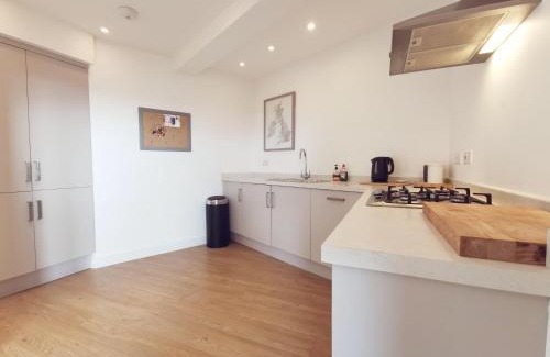 Trearddur Bay Casa | 24 CLIFF APARTMENT-3 BED-GROUND FLOOR-SEA VIEWS