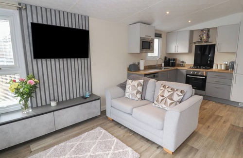 Yealand Conyers Cabaña | 24 SHERWOOD, pet friendly, with pool in Carnforth