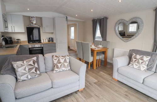 Yealand Conyers Cabaña | 24 SHERWOOD, pet friendly, with pool in Carnforth