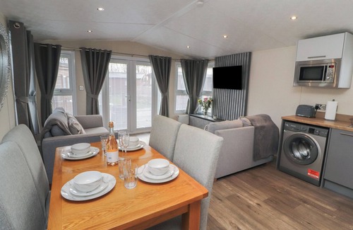 Yealand Conyers Cabaña | 24 SHERWOOD, pet friendly, with pool in Carnforth