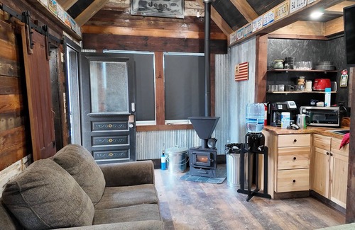 Irvine Cabina | 240 Sq Ft Tiny Home w/ WIFI in Irvine