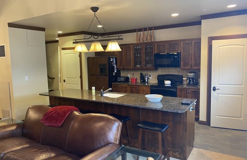 Stratton Mountain Condominio | 2400 sf 4BR/4BA STRATTON CONDO. Walk to Village. Pool, spa, sauna, game room.