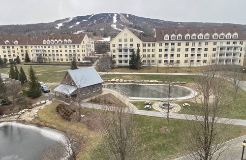 Stratton Mountain Condominio | 2400 sf 4BR/4BA STRATTON CONDO. Walk to Village. Pool, spa, sauna, game room.