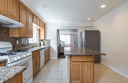 Oakland Casa | 2402 - 4B3B Gated House near Zoo Coliseum FWY BART