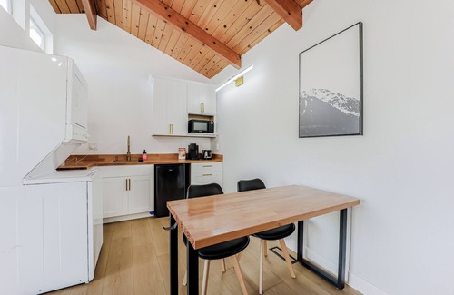 Sugarloaf Apartamento | 246C - Large Studio w/ Kitchenette, Laundry & Deck