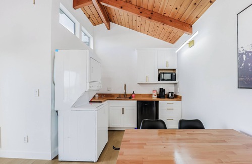 Sugarloaf Apartamento | 246C - Large Studio w/ Kitchenette, Laundry & Deck
