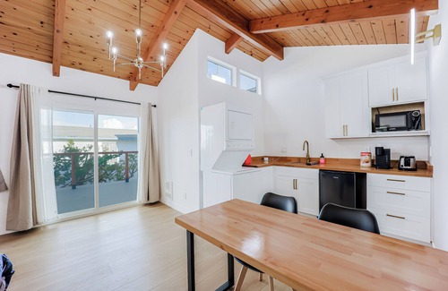 Sugarloaf Apartamento | 246C - Large Studio w/ Kitchenette, Laundry & Deck