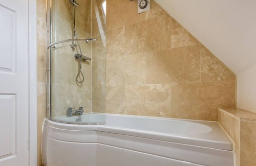 Abersoch Casa | Esta propiedad contemporánea de tres pisos es un escape perfecto junto al mar para una o dos familias grandes.