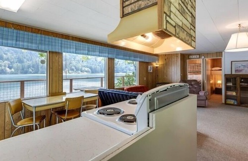 Maple Falls Cabina | 24MF - Lake Front - WiFi by RedAwning