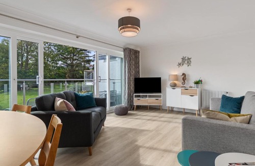 Saundersfoot Apartamento | 25 Coedrath Park - Sea Views from Balcony, Short Walk to Beach, Parking