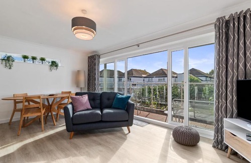 Saundersfoot Apartamento | 25 Coedrath Park - Sea Views from Balcony, Short Walk to Beach, Parking