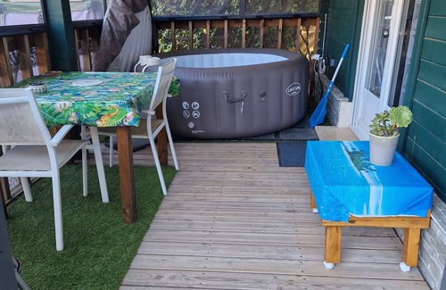Lorgues Chalet De Esquí | 25 m2 chalet + screened terrace, private spa, garden, shared pool