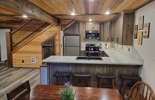 Island Park Casa | 25 min to Yellowstone! Hot Tub! WiFi! Fire pit! BBQ Grill! Perfect get away!