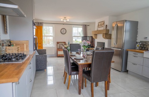 Ballycastle Casa | 25 mins from Open Golf Portrush 2025. Large Family Friendly House, Sleeps 8.