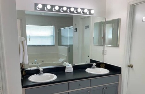 Greater Groves Villa | 25 mins to Disney , sleeps 6-8 , great value!
