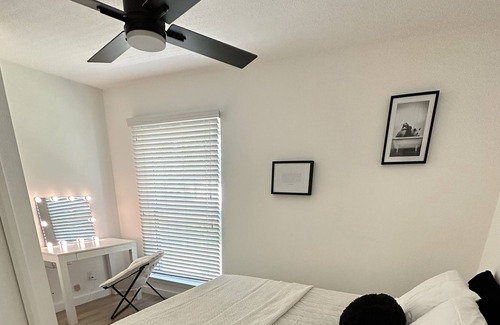 North Austin Civic Association Casa | 25 minutes to Lake Travis and the Oasis! Pool house with cabana outside.