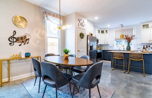 University District Casa | 25% Off ~ NEW Lux Home - Hot Tub-Game Room-