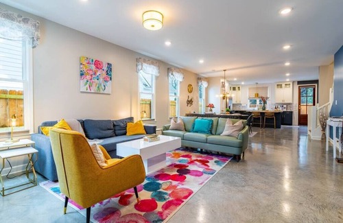 University District Casa | 25% Off ~ NEW Lux Home - Hot Tub-Game Room-