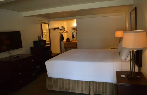 Columbia Falls Hotel | 25- ONE KING BED hotel with WiFi, AC in fabulous Columbia Falls. 20 mi to GNP