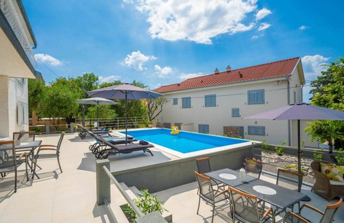 Klenovica Otro | 250 m² Alojamiento ∙ 4 habitaciones ∙ 10 huéspedes