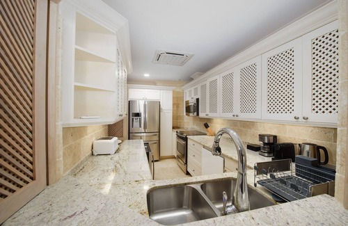 Gibbs Bay Condominio | 2500 sq. ft. Two-Bedroom Luxury Beachfront Suite on the West Coast