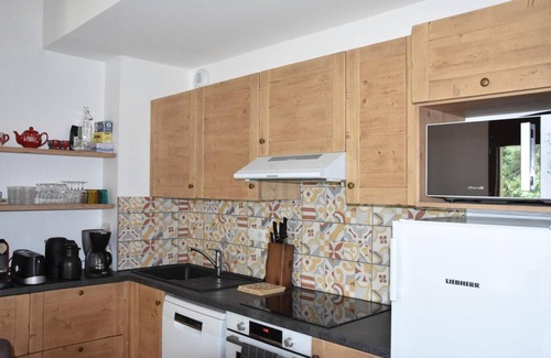 Pralognan-la-Vanoise Apartamento | 250m del centro estación, 1.o piso, balcón, chimenea o estufa a leña, parking, tv, local para esquís