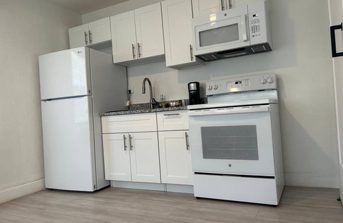 Tropic Apartamento | 2526 Modern Studio in Historic Area