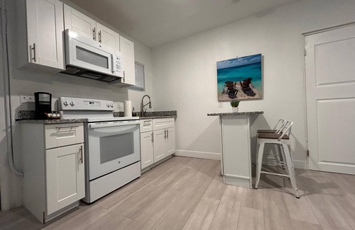 Tropic Apartamento | 2536 Modern Studio in Historic Area