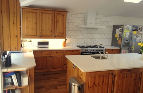 Berrylands Casa | 25 minutos a London Eye - 1300 pies cuadrados Sunny 4BR Family Garden Home- Área segura y vibrante