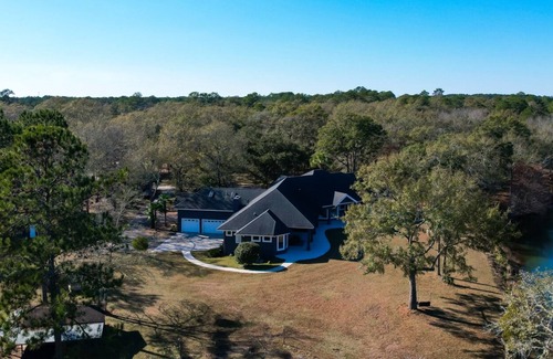 Ravenel Casa | 26 acre gated private property close to Downtown Charleston on a lake