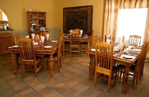 Komani Casa | 26 On Chamberlain Guest House