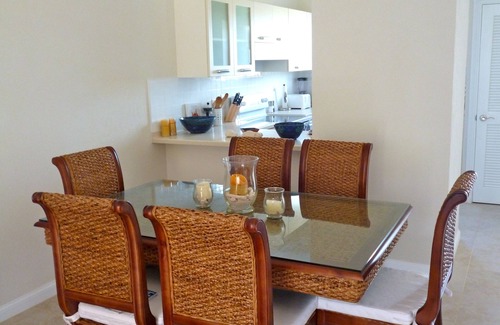 Vuemont Apartamento | "267atVuemont". Hermoso y lujoso apartamento de 2 dormitorios, jardines tropicales y vistas al mar