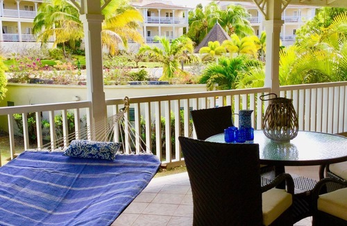 Vuemont Apartamento | "267atVuemont". Hermoso y lujoso apartamento de 2 dormitorios, jardines tropicales y vistas al mar