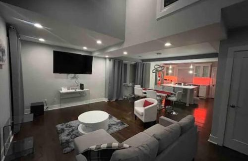 Collier Heights Casa | 2686 Lions Den-Vibrant Retreat(smoking allowed)