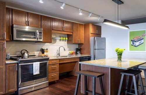 Downtown Dallas Apartamento | 26th FL Bold CozySuites w/pool, gym, roof