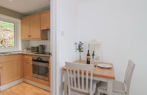 Bridport Cabaña | 27 FERNHILL HEIGHTS, romantic, with a garden in Charmouth