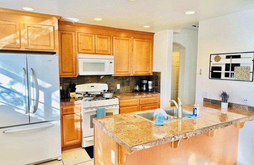 Northeast Reno Casa | 27 minutes to Tesla/Sleeps 12