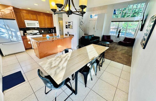 Northeast Reno Casa | 27 minutes to Tesla/Sleeps 12
