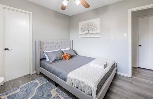 Spring Branch Central Casa | 2710 NEW cozy near IKEA Downtown Zoo