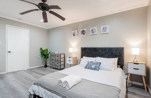 Spring Branch Central Casa | 2710 NEW cozy near IKEA Downtown Zoo