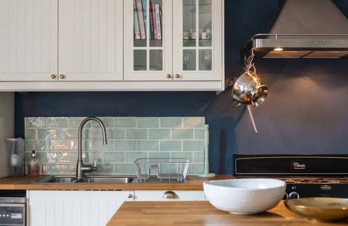 Bonnington Cabaña | 28 Avondale Place - an edinburgh that sleeps 4 guests in 2 bedrooms