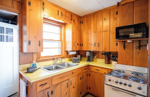 Holland Cabaña | 28-Days Stays Available near Holland State Park