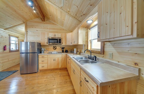 La Grange Cabina | 28 Mi to Downtown Louisville: Serene Farm Getaway