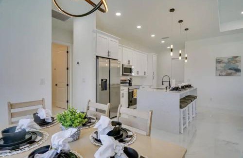 Diplomat Casa | 290 4 bedrooms Fenced yard Pool tvs in all rooms