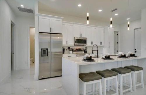Diplomat Casa | 290 4 bedrooms Fenced yard Pool tvs in all rooms