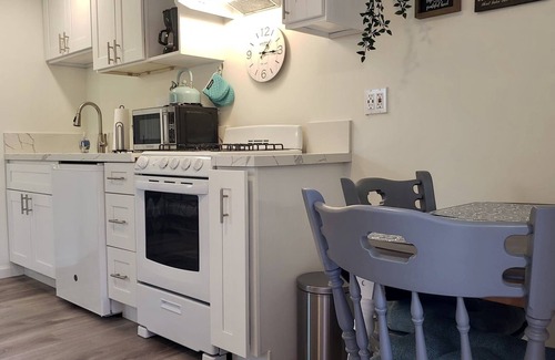Middletown Apartamento | 2950 B Columbia - Private, ALL-NEW boho studio in the heart of SD