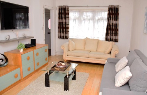 Stanwell Casa | (29EW-01) Dreams Serviced Accommodations- Staines/Heathrow