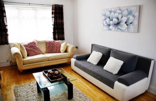 Stanwell Casa | 29EW Dreams Unlimited Serviced Accommodation- Staines - Heathrow